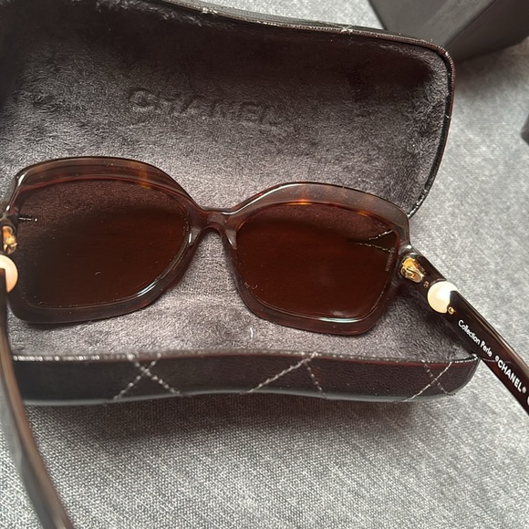 Chanel sunglasses with faux peal - Picture 3 of 12